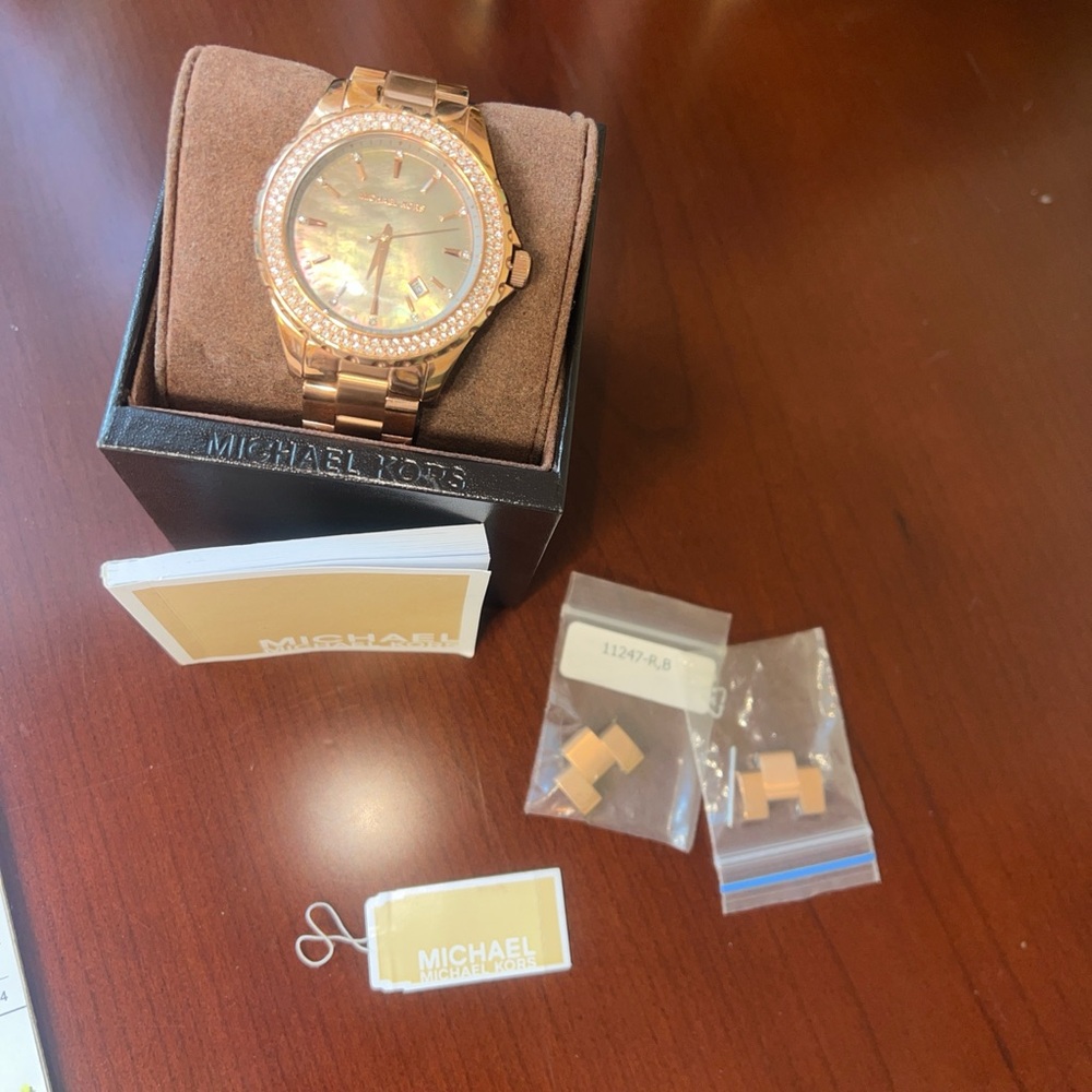 Michael Kors Rose gold Watch with Crystal Bezel oil watch face